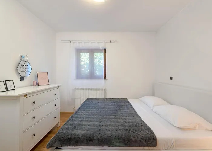 Nala - Detached House, Walk To بولا