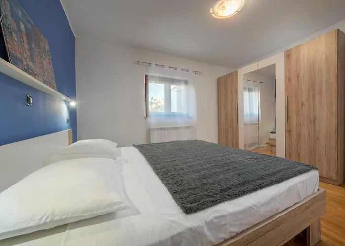 Nala - Detached House, Walk To Semesterbostad Pula